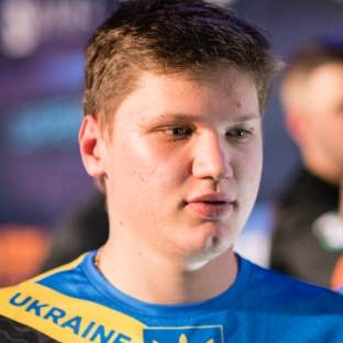 T1 的总经理；回答了关于《英雄联盟》战队的粉丝提问