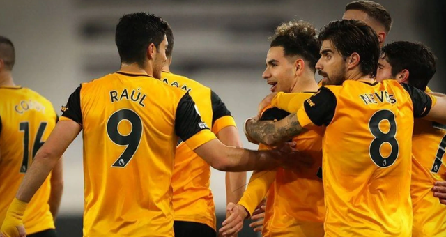 LNG官博分享季后赛西安日记：半决赛第二天选手教练对位训练！